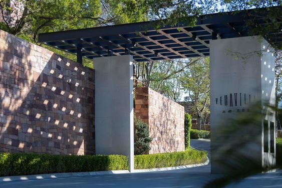 Cover: Perketat Keamanan Lingkungan, Renovasi Gerbang Utama Cluster Telaga Harapan Dikebut